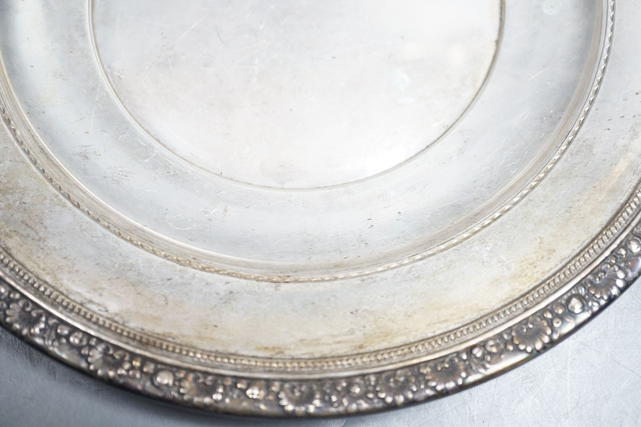 An American sterling 'Medici' dish, 27cm, 10oz.